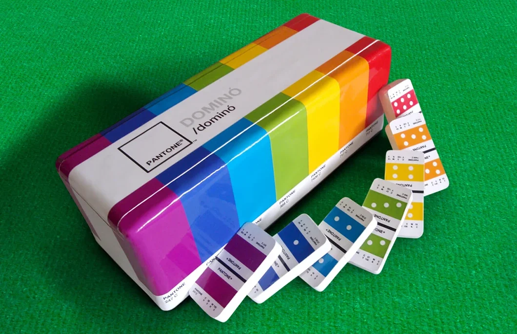 Dominó Pantone