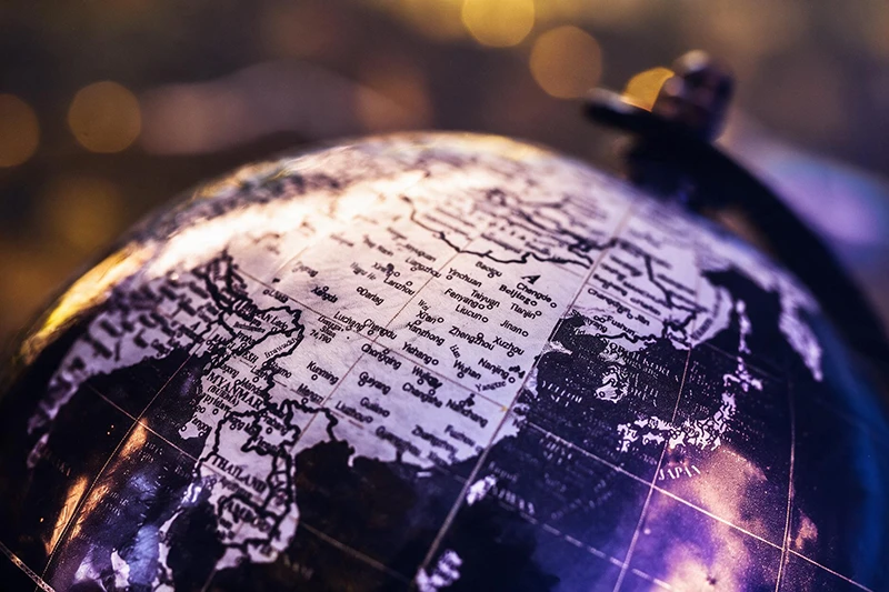 Globo terráqueo antiguo en blanco y negro sobre fondo oscuro, que representa el trabajo en remoto de Confetti Digital con clientes en España y Latinoamérica.