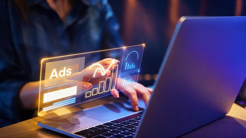 Panel de Google Ads sobre un portátil, ilustrando la prohibición de anuncios de cerrajeros en España