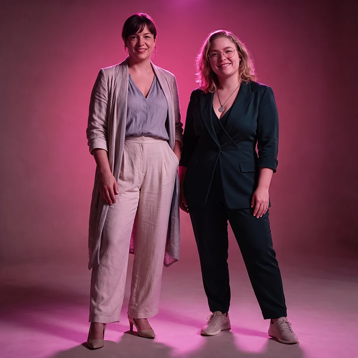 Fotograf&iacute;a tipo estudio de cuerpo completo de Lilliam Barrios y Zuleima Barrios, fundadoras y directoras de Confetti Digital LTD